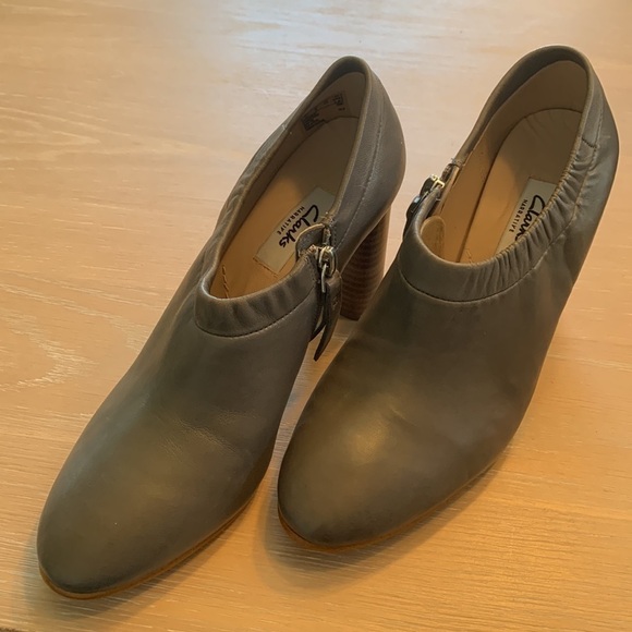 Clark’s Narrative Leather Grace Lola booties size 6, stacked 3” heel New in Box - Picture 4 of 9
